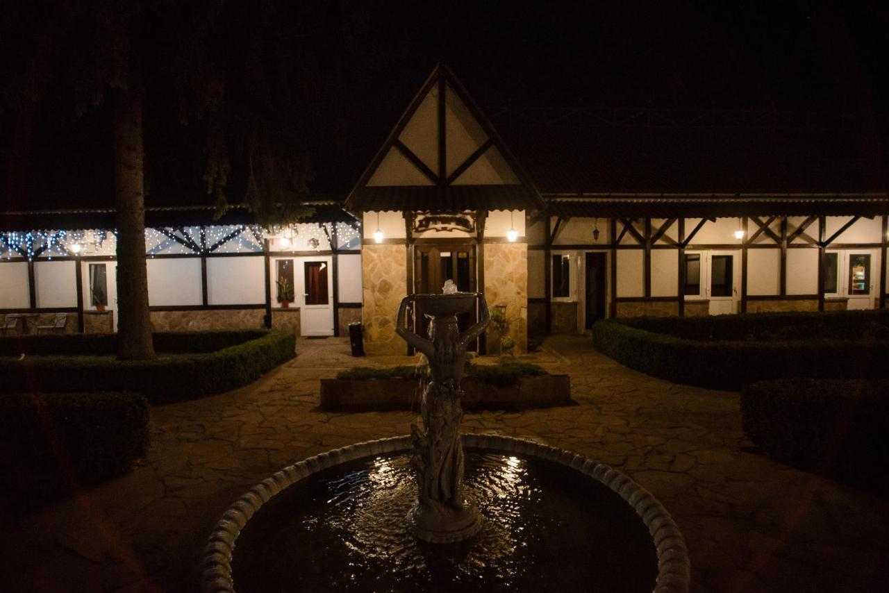 Хуторок Hotel Smila ภายนอก รูปภาพ